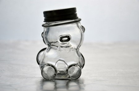 Maci formájú üveg fém fedővel