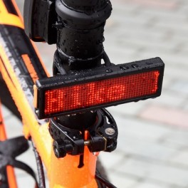 Szöveg kijelzős biciklilámpa
