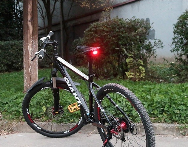 Riasztóval ellátott bicikli lámpa 
