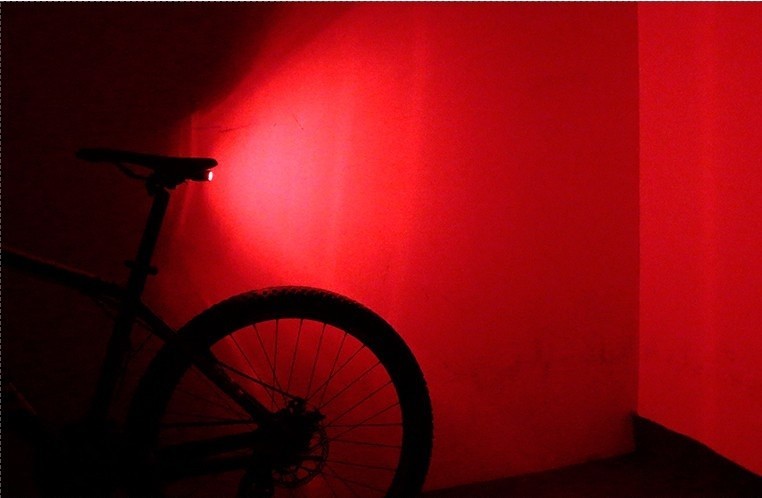 Riasztóval ellátott bicikli lámpa 
