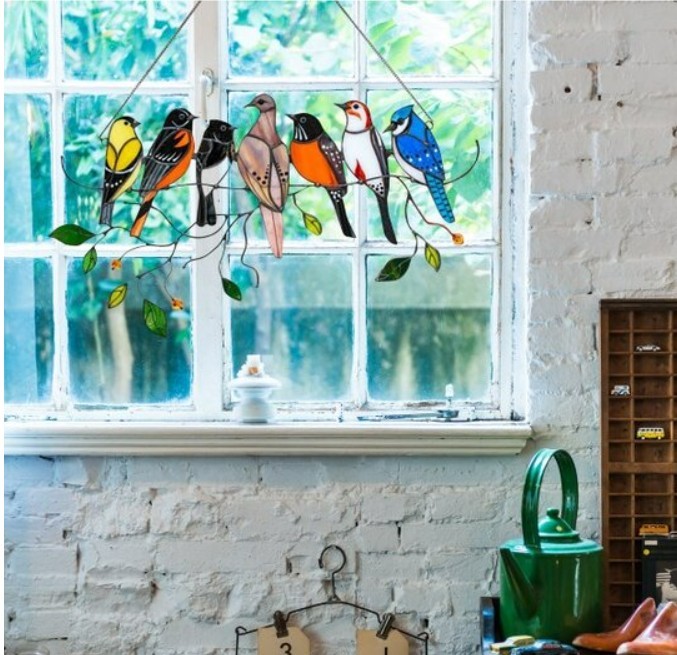 Színes, festett műanyagból készült dekor madarak