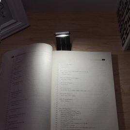   Olvasólámpa könyvekhez és e-bookokhoz, kompakt és hordozható kialakítással