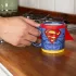 Superman -es bögre köpennyel