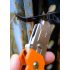NEO TOOLS Trapézpengés kés, 90 fokban elfordítható fejjel, vágó és kaparó funkció, összecsukható, aluházas, 2db tartalék pengével 63-708
