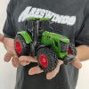 Szűk kerékű, zöldre festett traktor