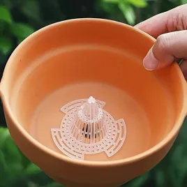   Műanyag virágcserép alján lévő szűrő egészséges növényi gyökerekhez