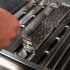 Rozsdamentes acél és fekete grillszelvény-emelő