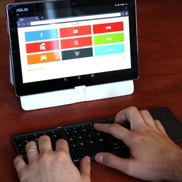 Hordozható, összecsukható Bluetooth billentyűzet touchpaddal